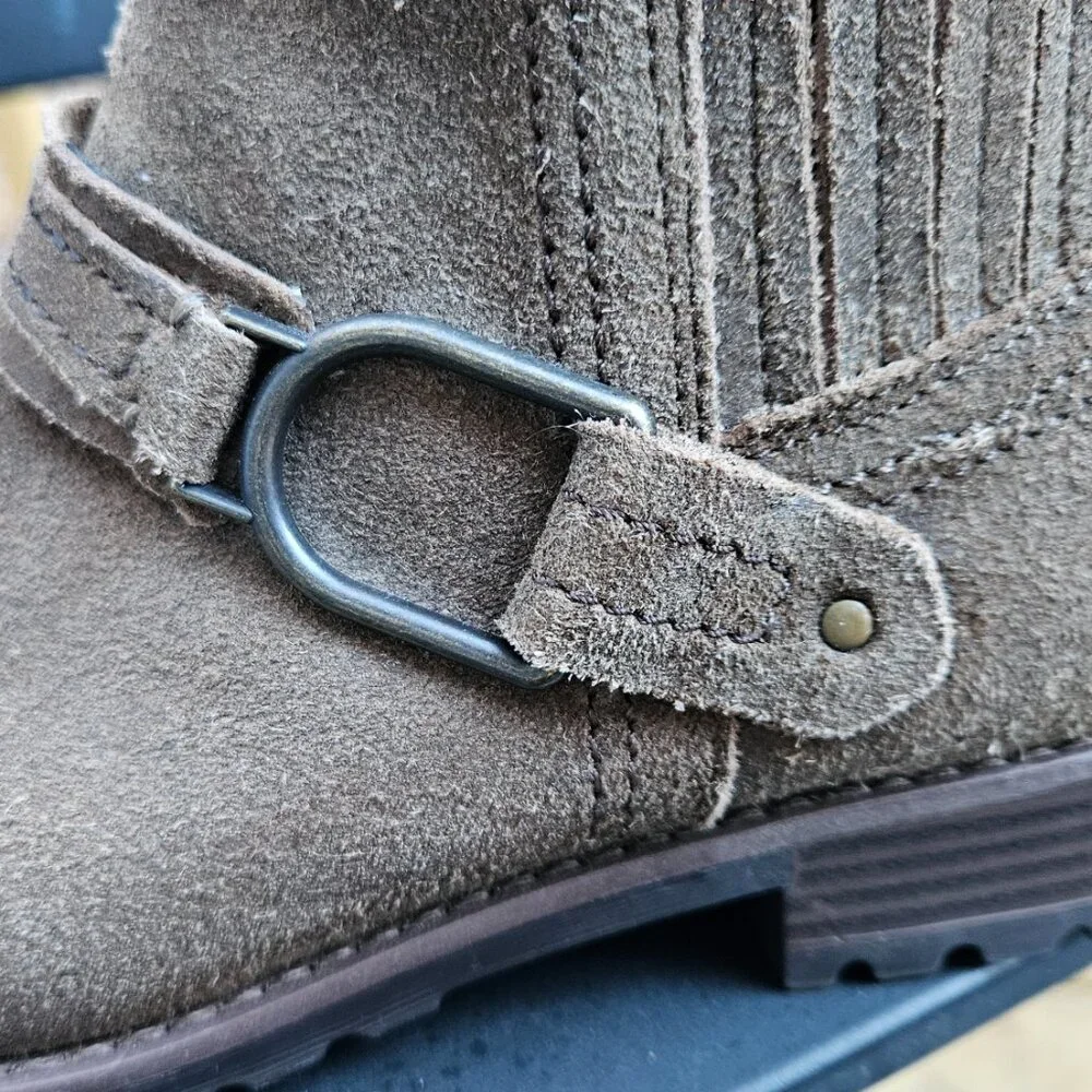 Clarks Lug Sole Brown Suede Boots - Sz 8 - Picture 2 of 7